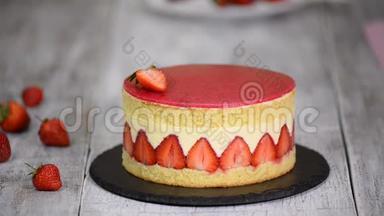草莓蛋糕。 木制背景的弗利西耶蛋糕。